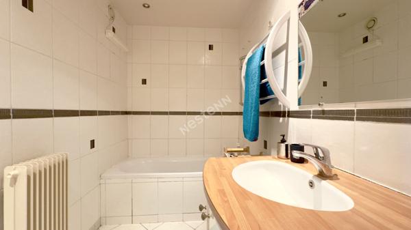 Appartement Villeurbanne T4 de 84.56 m² - étage élevé - cuisine équipée - balcon donnant sur le séjour et les chambres - cave et garage fermé