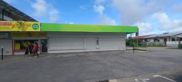 Local spacieux et lumineux avec vitrine dans une zone d'activité