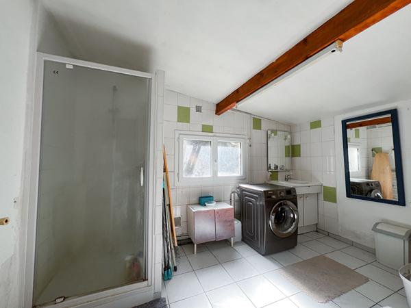 A vendre Trélazé à 5 minutes à pieds des écoles primaires et élémentaires, des commerces, maison ancienne, 2 chambres, jardin clos, chauffage au gaz de ville.