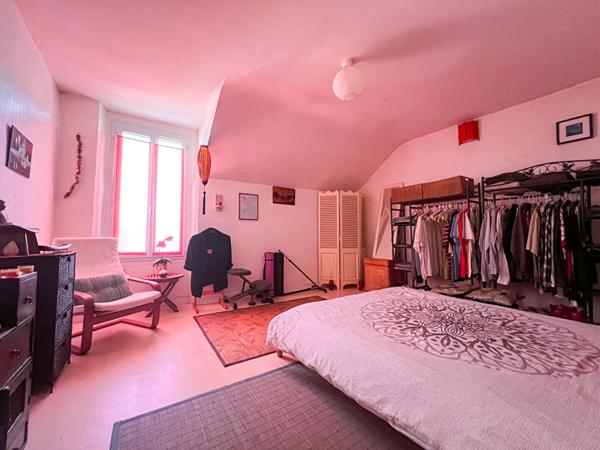 A vendre Trélazé à 5 minutes à pieds des écoles primaires et élémentaires, des commerces, maison ancienne, 2 chambres, jardin clos, chauffage au gaz de ville.