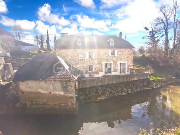 Située sur la commune de Saucède, charmant village béarnais au cadre paisible et verdoyant, cette propriété bénéficie d'un environnement privilégié, au calme et à proximité immédiate d'un ruisseau qui lui confère un charme rare et recherché.  

À seulement quelques minutes d'Oloron-Sainte-Marie, avec toutes ses commodités (commerces, écoles, services, gare), et proche de la cité médiévale de Navarrenx, réputée pour ses remparts et son art de vivre, la maison profite d'un emplacement stratégique. 
Les amateurs de nature apprécieront la proximité immédiate des chemins de randonnée, des gaves et des montagnes des Pyrénées, offrant un cadre de vie exceptionnel entre campagne et montagne.  

Une demeure de caractère – 185 m² habitables  

Authentique maison béarnaise du XVIIe siècle, elle développe 185 m² habitables, sur une parcelle de 600 m². 
Elle séduit par son cachet ancien et ses volumes généreux. Un ancien lavoir de 30m2 rénové complète le bien.  

La maison offre également la possibilité d'être divisée en deux appartements, idéale pour un projet locatif ou intergénérationnel : 

 - Premier logement :  
Salon 
Cuisine 
Salle d'eau 
2 chambres à l'étage  

- Second logement :  
Cuisine 
Salon 
3 chambres à l'étage 
Salle d'eau WC séparé  

- Équipements et prestations  
Toiture en très bon état 
Double vitrage 
Chauffage par pompe à chaleur + poêle à bois 
Chauffe-eau neuf 
Fosse septique par micro-station conforme 
Panneaux photovoltaïques (installation 2011) avec revente annuelle d'environ 600 € 
Fibre optique 
Faible taxe foncière 
Très bonne classe énergétique  

- Travaux à prévoir  
Des travaux de modernisation sont à envisager (cuisines, sols, remise aux normes de l'électricité), laissant la possibilité de personnaliser les lieux à votre goût tout en conservant le charme de l'ancien.  

Cette maison de caractère n'attend plus que vous pour un projet de résidence principale, maison familiale ou investissement locatif dans un cadre naturel privilégié.  

Contactez-moi pour plus de renseignements et programmer une visite.