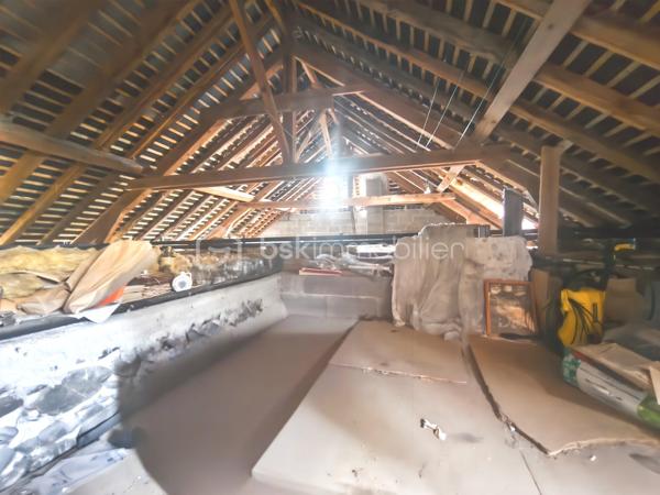 Située sur la commune de Saucède, charmant village béarnais au cadre paisible et verdoyant, cette propriété bénéficie d'un environnement privilégié, au calme et à proximité immédiate d'un ruisseau qui lui confère un charme rare et recherché.  

À seulement quelques minutes d'Oloron-Sainte-Marie, avec toutes ses commodités (commerces, écoles, services, gare), et proche de la cité médiévale de Navarrenx, réputée pour ses remparts et son art de vivre, la maison profite d'un emplacement stratégique. 
Les amateurs de nature apprécieront la proximité immédiate des chemins de randonnée, des gaves et des montagnes des Pyrénées, offrant un cadre de vie exceptionnel entre campagne et montagne.  

Une demeure de caractère – 185 m² habitables  

Authentique maison béarnaise du XVIIe siècle, elle développe 185 m² habitables, sur une parcelle de 600 m². 
Elle séduit par son cachet ancien et ses volumes généreux. Un ancien lavoir de 30m2 rénové complète le bien.  

La maison offre également la possibilité d'être divisée en deux appartements, idéale pour un projet locatif ou intergénérationnel : 

 - Premier logement :  
Salon 
Cuisine 
Salle d'eau 
2 chambres à l'étage  

- Second logement :  
Cuisine 
Salon 
3 chambres à l'étage 
Salle d'eau WC séparé  

- Équipements et prestations  
Toiture en très bon état 
Double vitrage 
Chauffage par pompe à chaleur + poêle à bois 
Chauffe-eau neuf 
Fosse septique par micro-station conforme 
Panneaux photovoltaïques (installation 2011) avec revente annuelle d'environ 600 € 
Fibre optique 
Faible taxe foncière 
Très bonne classe énergétique  

- Travaux à prévoir  
Des travaux de modernisation sont à envisager (cuisines, sols, remise aux normes de l'électricité), laissant la possibilité de personnaliser les lieux à votre goût tout en conservant le charme de l'ancien.  

Cette maison de caractère n'attend plus que vous pour un projet de résidence principale, maison familiale ou investissement locatif dans un cadre naturel privilégié.  

Contactez-moi pour plus de renseignements et programmer une visite.