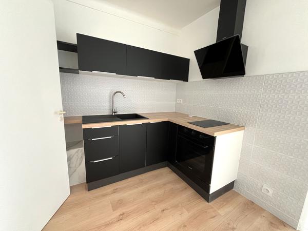 Villeneuve sur Lot, appartement T3 refait à neuf. D'une surface de 45,87 m², il est situé au 3ème et dernier étage d'un immeuble tranquille. Ses atouts : * une pièce de vie lumineuse avec sa cuisine équipée fonctionnelle (four, plaques, hotte, rangement , Villeneuve sur lot