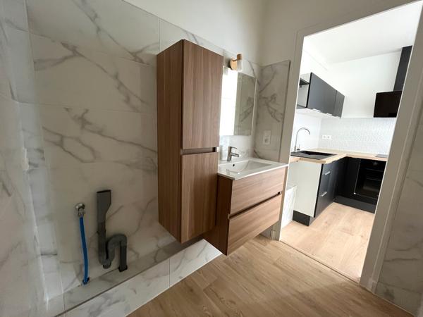 Villeneuve sur Lot, appartement T3 refait à neuf. D'une surface de 45,87 m², il est situé au 3ème et dernier étage d'un immeuble tranquille. Ses atouts : * une pièce de vie lumineuse avec sa cuisine équipée fonctionnelle (four, plaques, hotte, rangement , Villeneuve sur lot