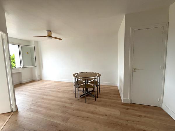 Villeneuve sur Lot, appartement T3 refait à neuf. D'une surface de 45,87 m², il est situé au 3ème et dernier étage d'un immeuble tranquille. Ses atouts : * une pièce de vie lumineuse avec sa cuisine équipée fonctionnelle (four, plaques, hotte, rangement , Villeneuve sur lot