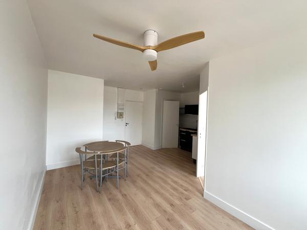 Villeneuve sur Lot, appartement T3 refait à neuf. D'une surface de 45,87 m², il est situé au 3ème et dernier étage d'un immeuble tranquille. Ses atouts : * une pièce de vie lumineuse avec sa cuisine équipée fonctionnelle (four, plaques, hotte, rangement , Villeneuve sur lot