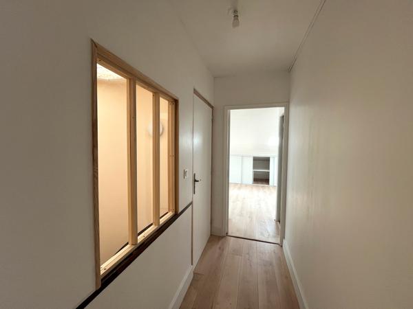 Villeneuve sur Lot, appartement T3 refait à neuf. D'une surface de 45,87 m², il est situé au 3ème et dernier étage d'un immeuble tranquille. Ses atouts : * une pièce de vie lumineuse avec sa cuisine équipée fonctionnelle (four, plaques, hotte, rangement , Villeneuve sur lot