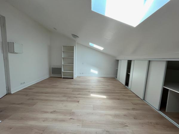 Villeneuve sur Lot, appartement T3 refait à neuf. D'une surface de 45,87 m², il est situé au 3ème et dernier étage d'un immeuble tranquille. Ses atouts : * une pièce de vie lumineuse avec sa cuisine équipée fonctionnelle (four, plaques, hotte, rangement , Villeneuve sur lot