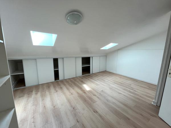 Villeneuve sur Lot, appartement T3 refait à neuf. D'une surface de 45,87 m², il est situé au 3ème et dernier étage d'un immeuble tranquille. Ses atouts : * une pièce de vie lumineuse avec sa cuisine équipée fonctionnelle (four, plaques, hotte, rangement , Villeneuve sur lot
