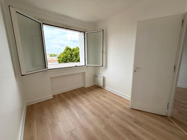 Villeneuve sur Lot, appartement T3 refait à neuf. D'une surface de 45,87 m², il est situé au 3ème et dernier étage d'un immeuble tranquille. Ses atouts : * une pièce de vie lumineuse avec sa cuisine équipée fonctionnelle (four, plaques, hotte, rangement , Villeneuve sur lot