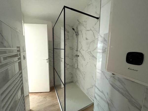 Villeneuve sur Lot, appartement T3 refait à neuf. D'une surface de 45,87 m², il est situé au 3ème et dernier étage d'un immeuble tranquille. Ses atouts : * une pièce de vie lumineuse avec sa cuisine équipée fonctionnelle (four, plaques, hotte, rangement , Villeneuve sur lot