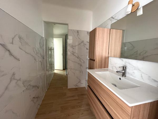 Villeneuve sur Lot, appartement T3 refait à neuf. D'une surface de 45,87 m², il est situé au 3ème et dernier étage d'un immeuble tranquille. Ses atouts : * une pièce de vie lumineuse avec sa cuisine équipée fonctionnelle (four, plaques, hotte, rangement , Villeneuve sur lot