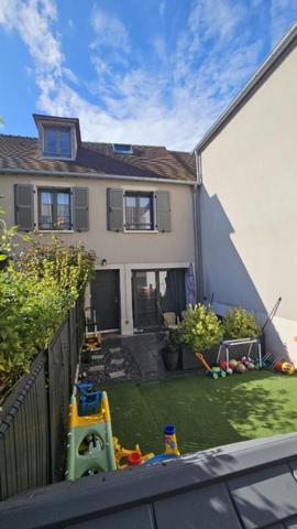Maulette / Maison de ville récente en duplex avec jardinet