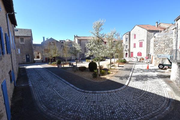 Maison de caractère 4 pièces, environ 90 m² dans les remparts – fort potentiel