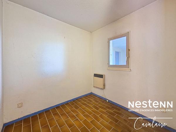 la Croix Valmer - Appartement à rénover d'environ 28 m² avec garage, terrasse et piscine