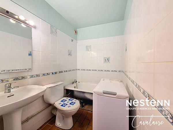 la Croix Valmer - Appartement à rénover d'environ 28 m² avec garage, terrasse et piscine