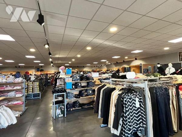 À VENDRE ? CAUSE DEPART EN RETRAITE- LOCAL COMMERCIAL AU C?UR DE MAURIAC 

Idéalement situé s...