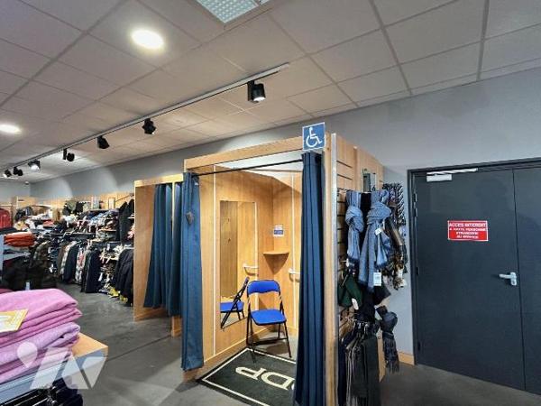 À VENDRE ? CAUSE DEPART EN RETRAITE- LOCAL COMMERCIAL AU C?UR DE MAURIAC 

Idéalement situé s...