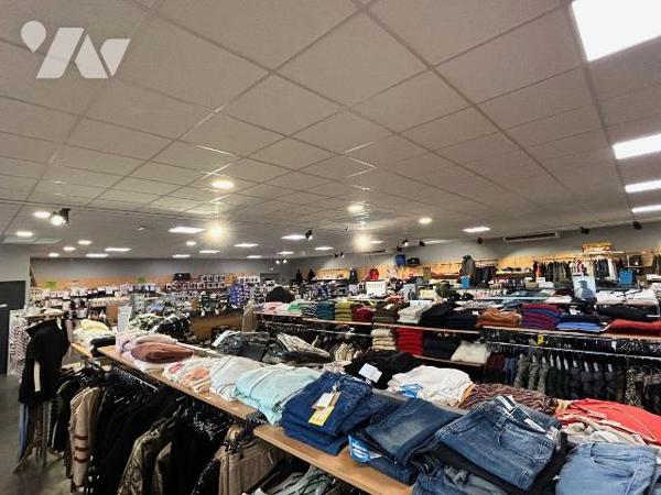 À VENDRE ? CAUSE DEPART EN RETRAITE- LOCAL COMMERCIAL AU C?UR DE MAURIAC 

Idéalement situé s...