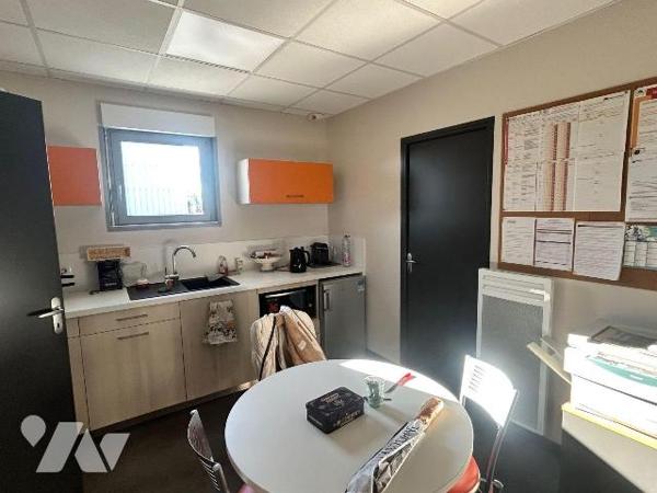 À VENDRE ? CAUSE DEPART EN RETRAITE- LOCAL COMMERCIAL AU C?UR DE MAURIAC 

Idéalement situé s...