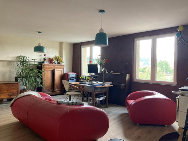 Appartement duplex avec piscine, jardin et vue