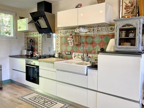 Appartement duplex avec piscine, jardin et vue