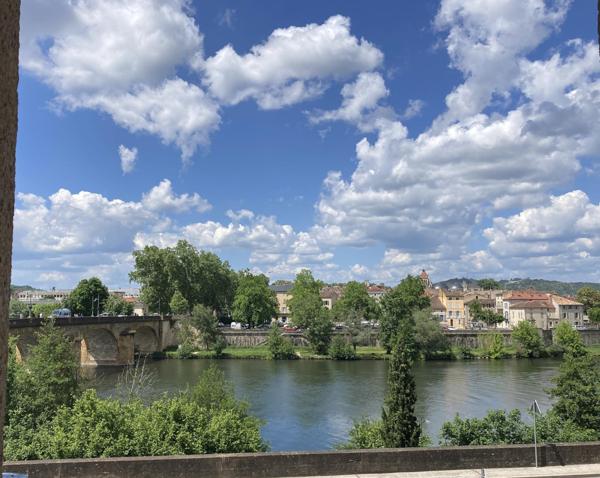Appartement duplex avec piscine, jardin et vue