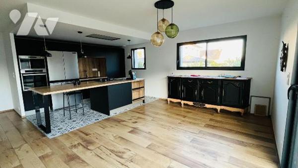 Maison contemporaine de 2022 - 6 pièces, 5 chambres - Vitré (35500)

Située à Vitré, cette ma...