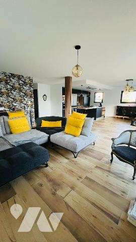 Maison contemporaine de 2022 - 6 pièces, 5 chambres - Vitré (35500)

Située à Vitré, cette ma...