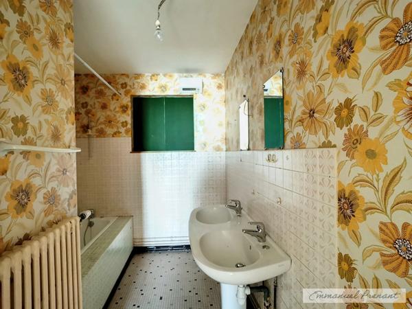 Dpt Sarthe (72), à vendre BESSE SUR BRAYE Local commercial ou habitation