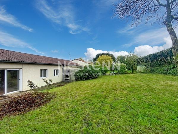 Maison de plain pied avec jardin.