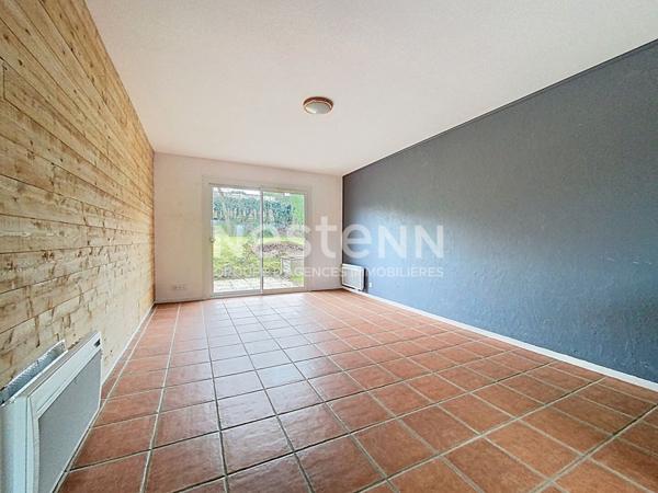 Maison de plain pied avec jardin.