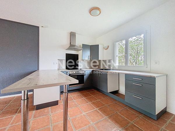 Maison de plain pied avec jardin.