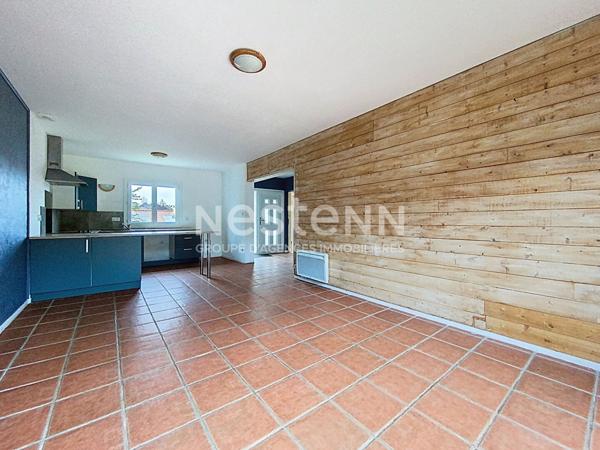 Maison de plain pied avec jardin.