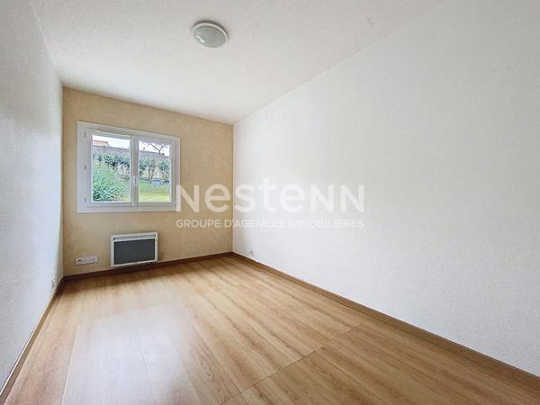 Maison de plain pied avec jardin.