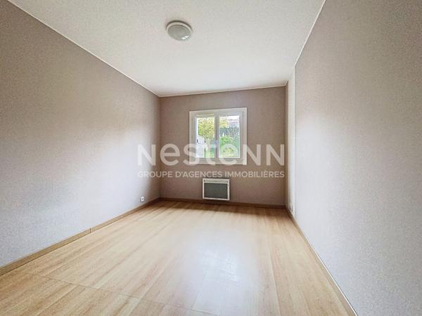 Maison de plain pied avec jardin.