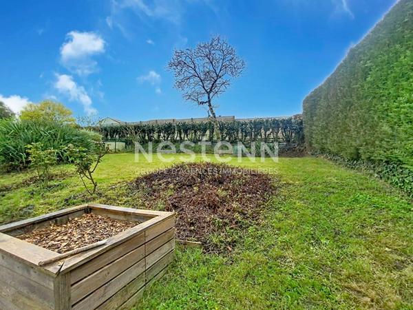 Maison de plain pied avec jardin.