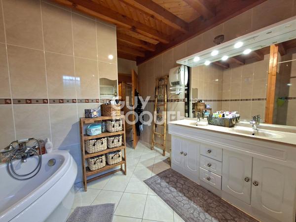 Maison plain pied de 130 m² et 120 m² de dépendances