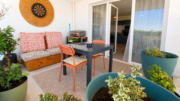 T3 avec grande terrasse, vue dégagée et stationnement à Sète