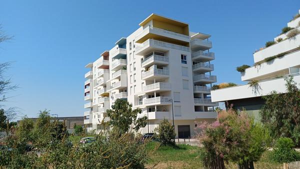T3 avec grande terrasse, vue dégagée et stationnement à Sète