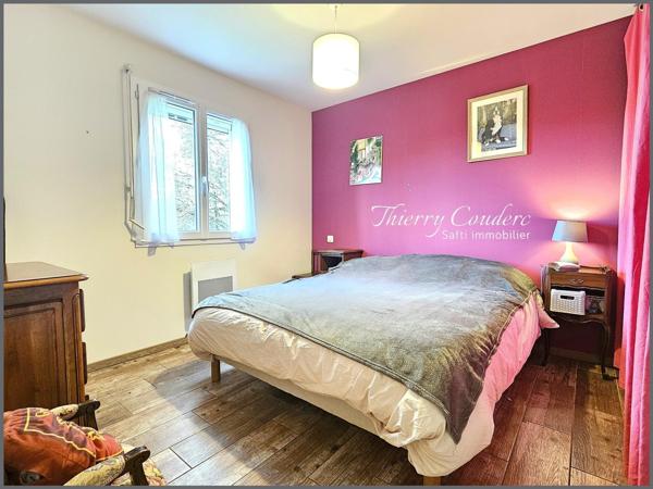 Jolie maison récente avec sous-sol complet.