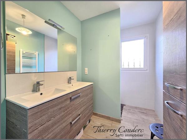 Jolie maison récente avec sous-sol complet.