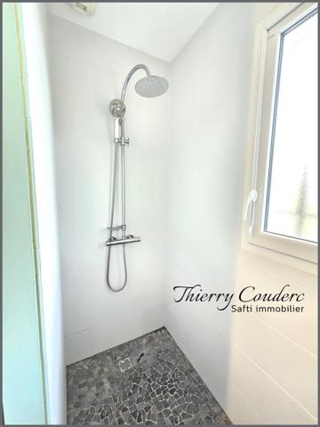 Jolie maison récente avec sous-sol complet.