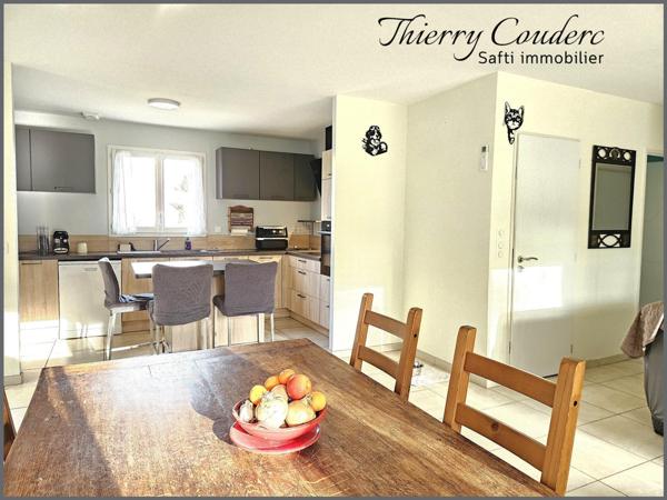 Jolie maison récente avec sous-sol complet.