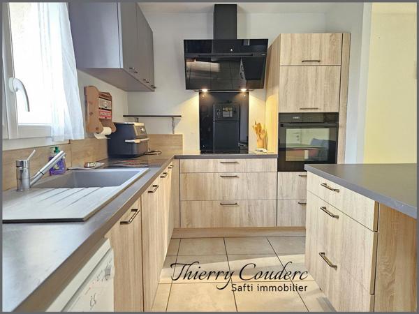 Jolie maison récente avec sous-sol complet.