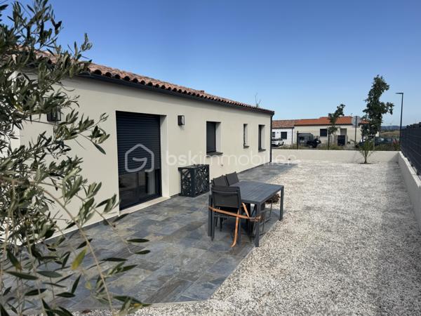 Offrez-vous le confort d'une maison neuve alliant modernité, performance énergétique et qualité de vie. Construite en 2025 et conforme à la réglementation RE 2020, cette villa de plain-pied a été pensée pour répondre aux exigences actuelles en matière de confort, d'économies d'énergie et de bien-être au quotidien.

Dès l'entrée, vous serez séduit par une belle pièce de vie baignée de lumière grâce à ses larges baies vitrées en aluminium ouvertes sur la terrasse et bénéficiant d'une exposition plein sud. Cet espace convivial accueille une cuisine moderne entièrement équipée avec four, micro-ondes, lave-vaisselle, réfrigérateur, congélateur et plaque à induction. Un cellier attenant vient compléter cet ensemble en apportant un espace de rangement particulièrement pratique.

L'espace nuit se compose de trois belles chambres, toutes équipées de placards aménagés, offrant à chacun un espace confortable et fonctionnel. La salle de bains, élégante et contemporaine, dispose à la fois d'une baignoire et d'une douche à l'italienne. Un WC indépendant suspendu avec lave-mains complète les prestations intérieures.

Pensée pour un confort optimal en toute saison, la maison bénéficie d'une climatisation réversible dans la pièce de vie ainsi que de radiateurs dans les chambres. Le carrelage présent dans l'ensemble de la maison facilite l'entretien tout en apportant une belle harmonie. Les menuiseries en double vitrage, les baies vitrées coulissantes en aluminium, la fibre optique, le visiophone et l'alarme renforcent encore le confort et la sécurité des occupants.

La conformité à la réglementation RE 2020 constitue un véritable atout : elle garantit une excellente isolation thermique et acoustique, une consommation énergétique maîtrisée ainsi qu'un habitat plus agréable été comme hiver.

Un garage isolé d'environ 16 m² avec porte motorisée complète ce bien et répond parfaitement aux besoins de stationnement et de stockage.

Située à Lézignan-Corbières, cette villa séduira les acquéreurs à la recherche d'une maison clé en main, aux prestations actuelles, offrant tout le confort d'une construction récente sans les délais ni les contraintes d'un projet de construction.

Une maison où il ne reste plus qu'à poser vos valises. Contactez moi dès aujourd'hui pour organiser une visite et découvrir tout le potentiel de ce bien.