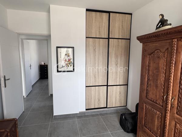 Offrez-vous le confort d'une maison neuve alliant modernité, performance énergétique et qualité de vie. Construite en 2025 et conforme à la réglementation RE 2020, cette villa de plain-pied a été pensée pour répondre aux exigences actuelles en matière de confort, d'économies d'énergie et de bien-être au quotidien.

Dès l'entrée, vous serez séduit par une belle pièce de vie baignée de lumière grâce à ses larges baies vitrées en aluminium ouvertes sur la terrasse et bénéficiant d'une exposition plein sud. Cet espace convivial accueille une cuisine moderne entièrement équipée avec four, micro-ondes, lave-vaisselle, réfrigérateur, congélateur et plaque à induction. Un cellier attenant vient compléter cet ensemble en apportant un espace de rangement particulièrement pratique.

L'espace nuit se compose de trois belles chambres, toutes équipées de placards aménagés, offrant à chacun un espace confortable et fonctionnel. La salle de bains, élégante et contemporaine, dispose à la fois d'une baignoire et d'une douche à l'italienne. Un WC indépendant suspendu avec lave-mains complète les prestations intérieures.

Pensée pour un confort optimal en toute saison, la maison bénéficie d'une climatisation réversible dans la pièce de vie ainsi que de radiateurs dans les chambres. Le carrelage présent dans l'ensemble de la maison facilite l'entretien tout en apportant une belle harmonie. Les menuiseries en double vitrage, les baies vitrées coulissantes en aluminium, la fibre optique, le visiophone et l'alarme renforcent encore le confort et la sécurité des occupants.

La conformité à la réglementation RE 2020 constitue un véritable atout : elle garantit une excellente isolation thermique et acoustique, une consommation énergétique maîtrisée ainsi qu'un habitat plus agréable été comme hiver.

Un garage isolé d'environ 16 m² avec porte motorisée complète ce bien et répond parfaitement aux besoins de stationnement et de stockage.

Située à Lézignan-Corbières, cette villa séduira les acquéreurs à la recherche d'une maison clé en main, aux prestations actuelles, offrant tout le confort d'une construction récente sans les délais ni les contraintes d'un projet de construction.

Une maison où il ne reste plus qu'à poser vos valises. Contactez moi dès aujourd'hui pour organiser une visite et découvrir tout le potentiel de ce bien.