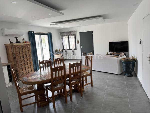 Offrez-vous le confort d'une maison neuve alliant modernité, performance énergétique et qualité de vie. Construite en 2025 et conforme à la réglementation RE 2020, cette villa de plain-pied a été pensée pour répondre aux exigences actuelles en matière de confort, d'économies d'énergie et de bien-être au quotidien.

Dès l'entrée, vous serez séduit par une belle pièce de vie baignée de lumière grâce à ses larges baies vitrées en aluminium ouvertes sur la terrasse et bénéficiant d'une exposition plein sud. Cet espace convivial accueille une cuisine moderne entièrement équipée avec four, micro-ondes, lave-vaisselle, réfrigérateur, congélateur et plaque à induction. Un cellier attenant vient compléter cet ensemble en apportant un espace de rangement particulièrement pratique.

L'espace nuit se compose de trois belles chambres, toutes équipées de placards aménagés, offrant à chacun un espace confortable et fonctionnel. La salle de bains, élégante et contemporaine, dispose à la fois d'une baignoire et d'une douche à l'italienne. Un WC indépendant suspendu avec lave-mains complète les prestations intérieures.

Pensée pour un confort optimal en toute saison, la maison bénéficie d'une climatisation réversible dans la pièce de vie ainsi que de radiateurs dans les chambres. Le carrelage présent dans l'ensemble de la maison facilite l'entretien tout en apportant une belle harmonie. Les menuiseries en double vitrage, les baies vitrées coulissantes en aluminium, la fibre optique, le visiophone et l'alarme renforcent encore le confort et la sécurité des occupants.

La conformité à la réglementation RE 2020 constitue un véritable atout : elle garantit une excellente isolation thermique et acoustique, une consommation énergétique maîtrisée ainsi qu'un habitat plus agréable été comme hiver.

Un garage isolé d'environ 16 m² avec porte motorisée complète ce bien et répond parfaitement aux besoins de stationnement et de stockage.

Située à Lézignan-Corbières, cette villa séduira les acquéreurs à la recherche d'une maison clé en main, aux prestations actuelles, offrant tout le confort d'une construction récente sans les délais ni les contraintes d'un projet de construction.

Une maison où il ne reste plus qu'à poser vos valises. Contactez moi dès aujourd'hui pour organiser une visite et découvrir tout le potentiel de ce bien.
