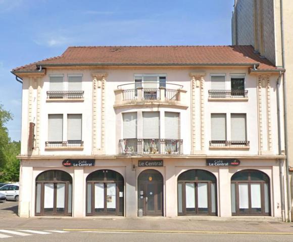 Rare sur le secteur !
Découvrez cet ensemble immobilier mixte en monopropriété développant environ 475 m², offrant une excellente opportunité d’investissement avec une rentabilité attractive et un fort potentiel de valorisation.

L’immeuble se compose de :
• 10 appartements répartis comme suit : 3 F1 - 3 F2 - 1 F3 - 3 duplex
• 2 cellules commerciales
• 16 caves

Un patrimoine immobilier déjà largement optimisé :
Depuis l’acquisition, près de 493 000 € de travaux et améliorations ont été réalisés, permettant de proposer aujourd’hui des logements rénovés, attractifs et recherchés sur le marché locatif.

Situation locative :
• 12 lots actuellement loués
• Taux d’occupation : 75 %

Données financières :
• Revenus locatifs annuels HT/HC : 72 635 €
• Charges annuelles : 6 360 €
• Taxe foncière : seulement 1 937 €
• Rentabilité brute : 8,35 %

Informations complémentaires :
• Chauffage électrique
• DPE : D et E

Son emplacement à proximité immédiate des axes routiers, des commerces et des commodités constitue un véritable atout pour la location résidentielle et commerciale.
Que vous soyez investisseur confirmé ou à la recherche d’un actif patrimonial rentable, cet immeuble représente une opportunité solide alliant revenus immédiats et potentiel d’évolution.
Contactez-moi !