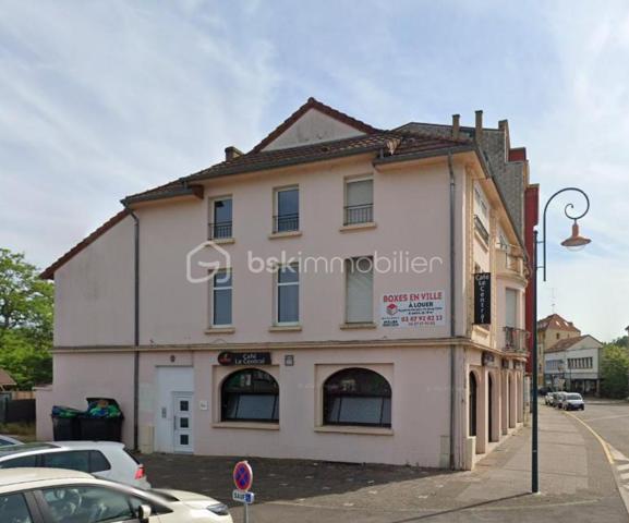 Rare sur le secteur !
Découvrez cet ensemble immobilier mixte en monopropriété développant environ 475 m², offrant une excellente opportunité d’investissement avec une rentabilité attractive et un fort potentiel de valorisation.

L’immeuble se compose de :
• 10 appartements répartis comme suit : 3 F1 - 3 F2 - 1 F3 - 3 duplex
• 2 cellules commerciales
• 16 caves

Un patrimoine immobilier déjà largement optimisé :
Depuis l’acquisition, près de 493 000 € de travaux et améliorations ont été réalisés, permettant de proposer aujourd’hui des logements rénovés, attractifs et recherchés sur le marché locatif.

Situation locative :
• 12 lots actuellement loués
• Taux d’occupation : 75 %

Données financières :
• Revenus locatifs annuels HT/HC : 72 635 €
• Charges annuelles : 6 360 €
• Taxe foncière : seulement 1 937 €
• Rentabilité brute : 8,35 %

Informations complémentaires :
• Chauffage électrique
• DPE : D et E

Son emplacement à proximité immédiate des axes routiers, des commerces et des commodités constitue un véritable atout pour la location résidentielle et commerciale.
Que vous soyez investisseur confirmé ou à la recherche d’un actif patrimonial rentable, cet immeuble représente une opportunité solide alliant revenus immédiats et potentiel d’évolution.
Contactez-moi !